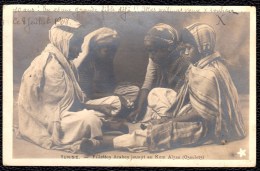 1906 CARTE PHOTO TUNESIE * FILLETTES ARABES JOUANT AU KOM AISSA ( Osselets ) * Jeu - Jouer - Other & Unclassified