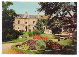 CP, 14, LUC-sur-MER, L'Hôtel De Ville Et Le Jardin Municipal..., Vierge, Ed : ARTAUD Frères - Luc Sur Mer