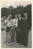 CYCLISME -   Coureur Tenant Une Coupe -   Photo 12 X 18 Cm - Cycling