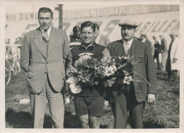 CYCLISME -   Coureur  Tenant Un Bouquet De Fleurs -   Photo 13 X 18 Cm - Cycling