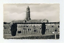 CP , CIMETIERE MILITAIRE , VERDUN Et Les Champs De Bataille, Le Monument De L' Ossuaire De Douamont Et Le Cimetière - Cimiteri Militari