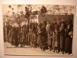 PHOTO 17X12 Années 1940 / 1950 - SYRIE HOMS - FEMMES MUSULMANES ATTENDENT LE CORTEGE - LEVANT PRESSE Tirage D'époque - Places