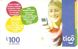 TARJETA DE HONDURAS DE TIGO DE 100 LEMPIRAS DE UNA CHICA CON MOVIL (arrugas) - Honduras