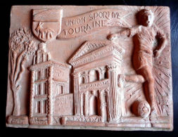 La Tour D´Aigues UNION SPORTIVE TOURAINE. Sculpture Terre Bas Relief. Football Vaucluse - Autres & Non Classés