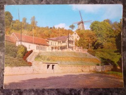 NAOURS  (80) DOMAINES DES GROTTES . VUE GENERALE . AU FOND LE MOULIN. ANNEES 1980 - Naours