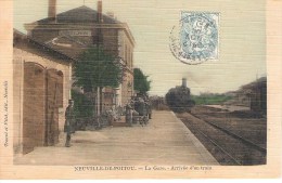 86 - NEUVILLE DE POITOU . LA GARE . ARRIVEE D'UN TRAIN .SUPERBE ! - Neuville En Poitou