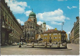 DE.- Passau. Residenzplatz Mit Blick Zum Dom. Fontein. Old Cars. - Passau