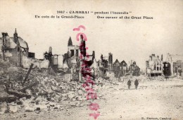 59 - CAMBRAI - PENDANT L' INCENDIE - UN COIN DE LA GRAND PLACE - Cambrai