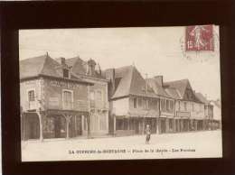 35 La Guerche De Bretagne La Place De La Mairie Les Porches édit. Breger , Pharmacie Centrale Jamet , Café De L´ouest - La Guerche-de-Bretagne