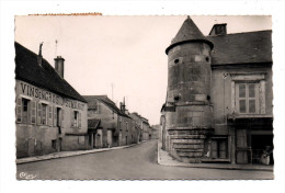 L´Isle Sur Serein Années 50 Commerce Vins En Gros J Simonot Boucher Dans Sa Boucherie Et Tour Amyot Amiot - L'Isle Sur Serein