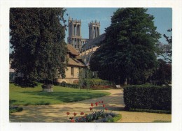 CP , 78 , MANTES_la-JOLIE , Le Square Du Château Et La Collégiale - Mantes La Jolie