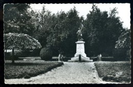 Cpsm Du 22 Saint Nicolas Du Pelem  Monument Aux Morts 1914-18 Et Jardin Public  BOR19 - Saint-Nicolas-du-Pélem