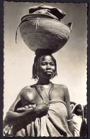 CPA-PHOTO- AFRIQUE- TCHAD- ABECHE- FEMME PORTANT SON ENFANT ET SA MARCHADISE POUR LE MARCHÉ SUR LA TETE - Tschad