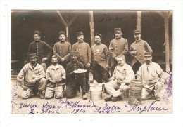 Carte Photo : Soldats Posant Devant  "gamelles"  N° 95 Sur Casquettes Et Cols Des Soldats Debouts Et De Celui Accroupi - War 1914-18