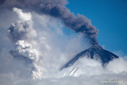 [ T09-058 ] Vulkan Volcano Volcan Volcán Vulkanen  ,China Pre-stamped Card, Postal Stationery - Volcans