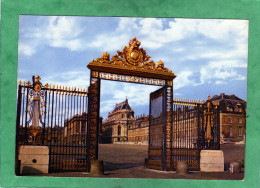 Versailles La Grille D'Entrée Et La Chapelle Royale - Versailles (Château)