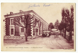 NEUVILLE De POITOU. - Le Majestic-Palace. Personnes Assises Devant L'Hôtel - Neuville En Poitou