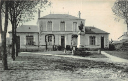 ¤¤  -   LA FORÊT-sur-SEVRE  -  Mairie Et Poste  -  Monument Aux Morts  -  ¤¤ - Autres & Non Classés