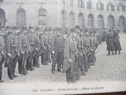 CPA Versailles Petites Ecuries Revue De Détail. Militaires - Versailles