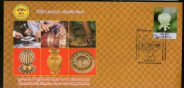 India 2014 Famous Brass Carving Hand Art Moradabad Pottery Handicraft Peacock Special Cover + Broucher #7148 Inde Indien - Incisioni