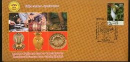 India 2014 Famous Brass Carving Hand Art Moradabad Pottery Handicraft Peacock Special Cover + Broucher #6710 Inde Indien - Gravuren