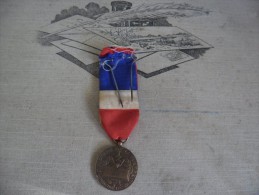 Médaille Militaire Bronze . MINISTÈRE DE LA GUERRE Avec épingle @ Attribuée à A. Cochard En 1968 - Frankreich