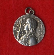 JEANNE D ARC 1412 1431  -  MEDAILLE EN  METAL ARGENTE ? - Firma's