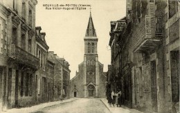 86 - NEUVILLE-DE-POITOU - Rue Victor-Hugo Et L'Église - Animée - Neuville En Poitou