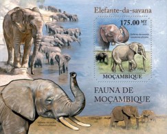 MOZAMBIQUE FAUNA ELEPHANTS OF SAVANA S/S MNH C11 MOZ11408B - Non Classificati