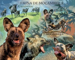 MOZAMBIQUE FAUNA AFRICAN WILD DOGS S/S MNH C11 MOZ11417B - Non Classificati