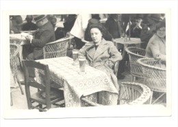 Photo Carte - Dame à La Terrasse D'un Café - Bière (184)b139 A Situer - Cafés