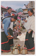Typical Women Of Kathmandu Valley Preparing For Worship ( Les Asseittes Sont Conservées Au Chaud Sur Des Bpuilloires - Népal