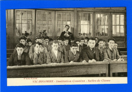 65--VIC-BIGORRE--INSTITUTION COUSTERE--SALLES DE CLASSE  (THEMES : ECOLES) - Vic Sur Bigorre