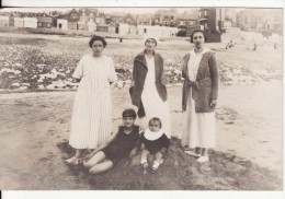 Carte Postale Photo ONIVAL (Somme) Scène De Plage-Bord De Mer-Famille-Femme-Enfant-VOIR 2 SCANS - Onival