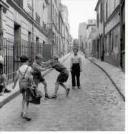 Carte Moderne Double, Format 14x14 Cm, Robert DOISNEAU La Bagarre 1956,enfants, Cartables - Doisneau