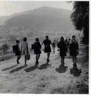 Carte Moderne Double, Format 14x14 Cm, Robert DOISNEAU Sur Le Chmin De L'ecole 1945, Enfants, Cartables - Doisneau