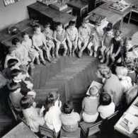 Carte Moderne Double, Format 14x14 Cm, Robert DOISNEAU La Ronde 1956, Enfants En Classe Avecla Maitresse - Doisneau