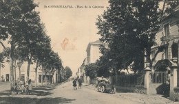 ( CPA 42 )  ST-GERMAIN-LAVAL  /  Place De La Génétine  - - Saint Germain Laval