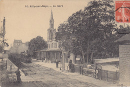 AILLY-sur-NOYE   La  Gare. Le Train Fumant Entre En Gare. Passagers Sur Le Quai. Passage à Niveau Fermé - Ailly Sur Noye