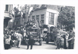 AMERSFOORT - Bevrijding Mei 1945 Canadezen Worden In Ingehaald Op De Varkensmarkt - Reproduction - Non Circulée, 2 Scans - Amersfoort