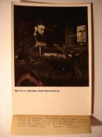 PHOTO PROPAGANDE ANNEES 1940 - UN MISSIONNAIRE FRERE IMPRIMEUR EN AFRIQUE IMPRIMERIE - TIRAGE D'EPOQUE - 13X18 - Professions