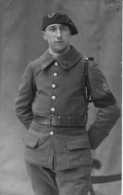 Carte Postale Photo Militaire Français 2 ème Régiment De Bataillon De  Chasseurs à Pied-Brassard Noir-Béret-Fourragère- - Uniforms