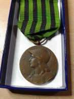 MEDAILLE COMMÉMORATIVE 1870/1871"AUX DEFENSEURS DE LA PATRIE" - Vor 1871