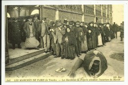 LES MARCHES DE PARIS ( Le Temple ) , Les Marchands De Friperie Attendent L'ouverture Du Marché , Reproduction D'une CPA - Paris (03)