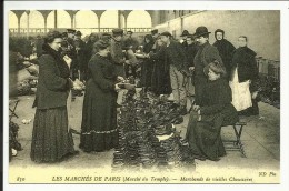 LES MARCHES DE PARIS ( Marché Du Temple ) , Marchands De Vieilles Chaussures , Reproduction D'une CPA - Paris (03)