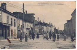 CPA 54 - NEUVES-MAISONS - Rue Du Général Thiry (animée....) - Neuves Maisons