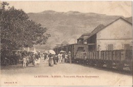 CPA RARE LA REUNION ST DENIS TRAIN ARRETE PLACE DU GOUVERNEMENT BELLE ANIMATION - Saint Denis