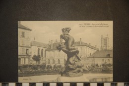 CP, 10, Troyes Square De La Préfécture Le Rapt Groupe En Bronze De Suchetet - Troyes