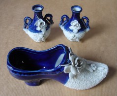 DC. 112.Trois  Magnifiques Sujets En Porcelaine Blanche Et Bleu. Un Sabot Et Deux Petits Pots - Delft (NLD)