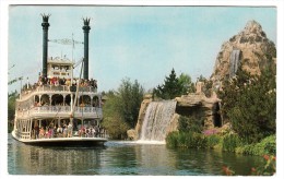 Etats Unis - Disneyland - The Mark Twain Steamboat Passes Cascade Peak And Its Beautiful Waterfalls - Anaheim